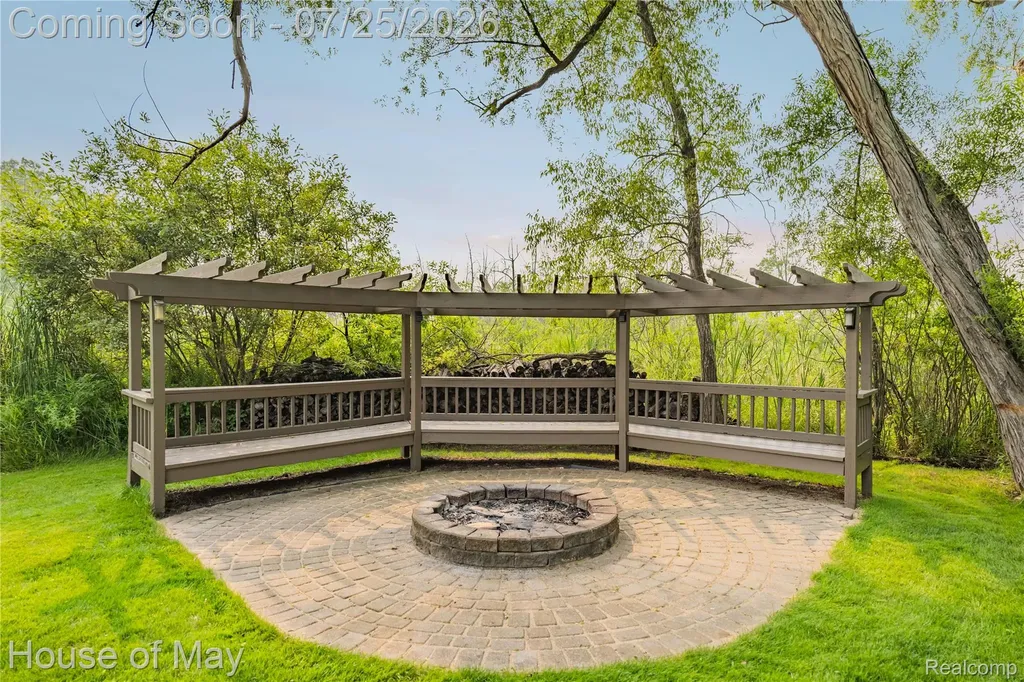 2082 Sandlewood Drive White Lake Charter Township MI 48383