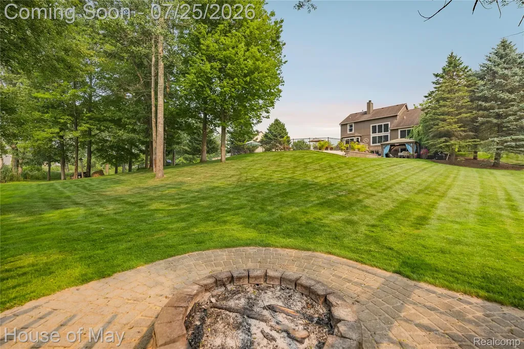 2082 Sandlewood Drive White Lake Charter Township MI 48383