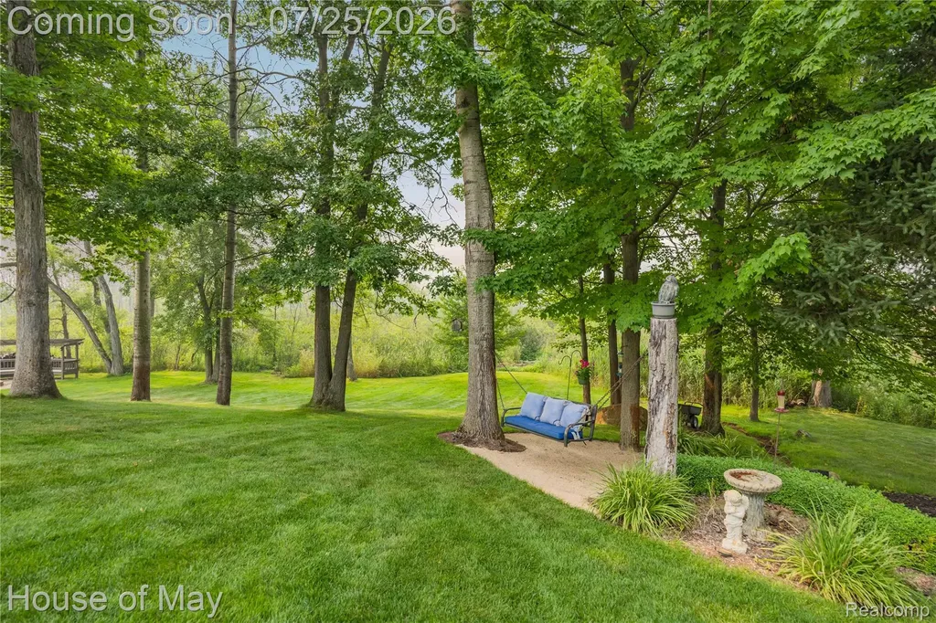 2082 Sandlewood Drive White Lake Charter Township MI 48383