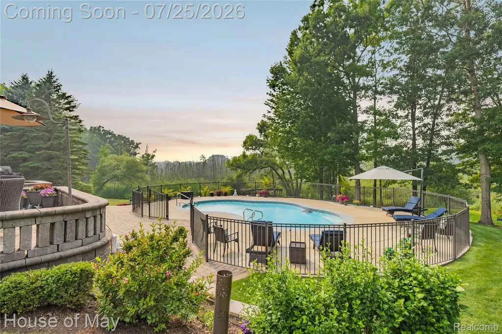 2082 Sandlewood Drive White Lake Charter Township MI 48383