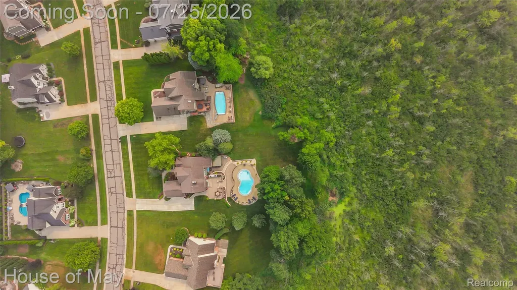 2082 Sandlewood Drive White Lake Charter Township MI 48383
