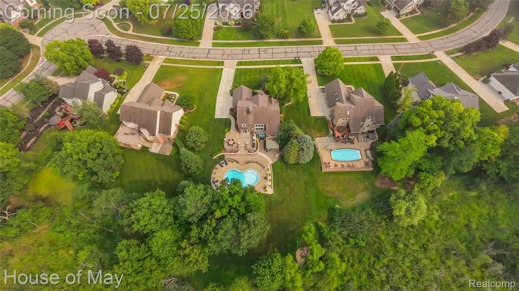 2082 Sandlewood Drive White Lake Charter Township MI 48383