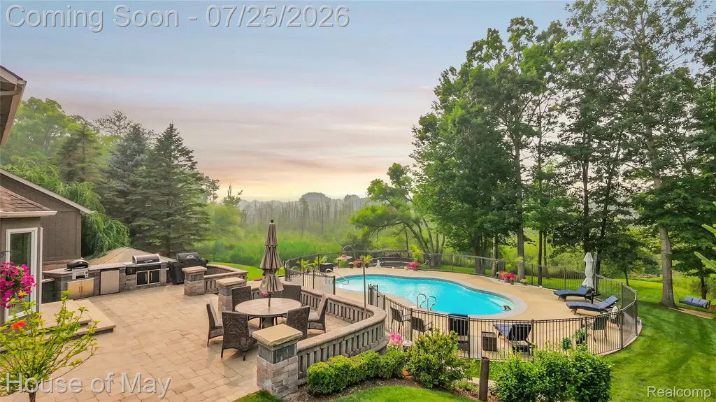 2082 Sandlewood Drive White Lake Charter Township MI 48383