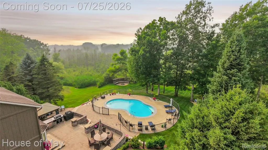 2082 Sandlewood Drive White Lake Charter Township MI 48383