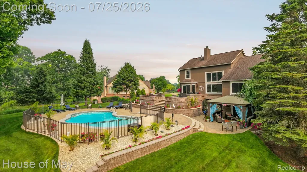 2082 Sandlewood Drive White Lake Charter Township MI 48383