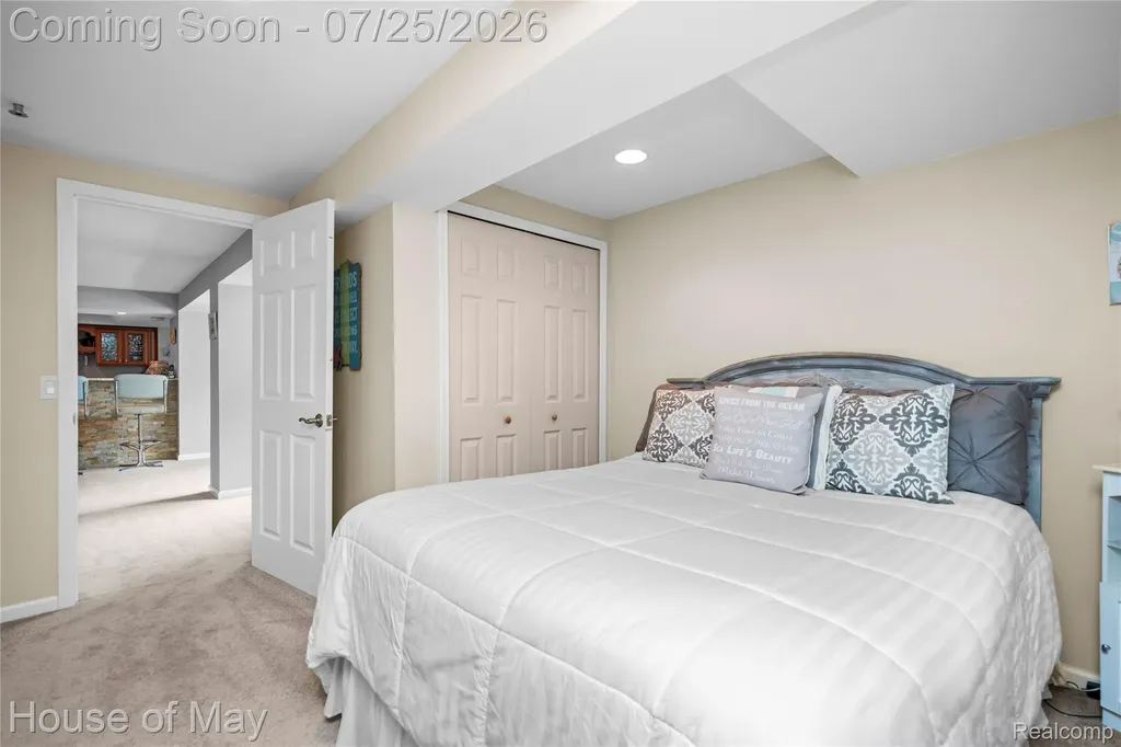 2082 Sandlewood Drive White Lake Charter Township MI 48383