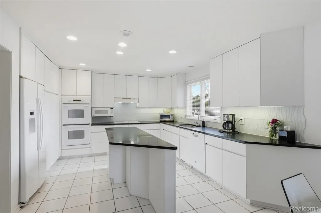 39044 Wilton Court Farmington Hills City MI 48331