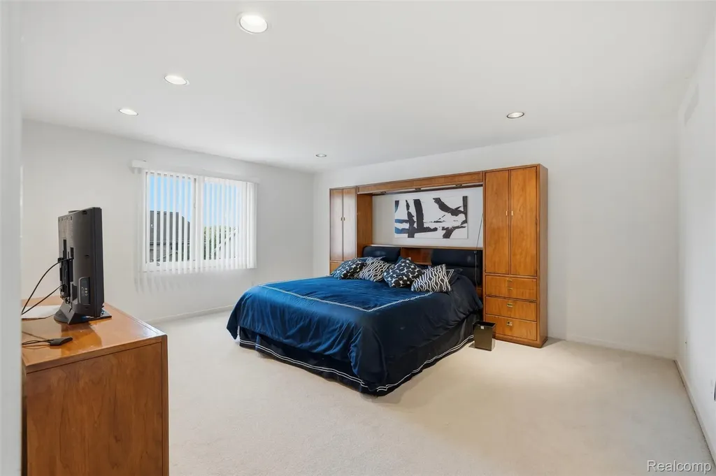 39044 Wilton Court Farmington Hills City MI 48331