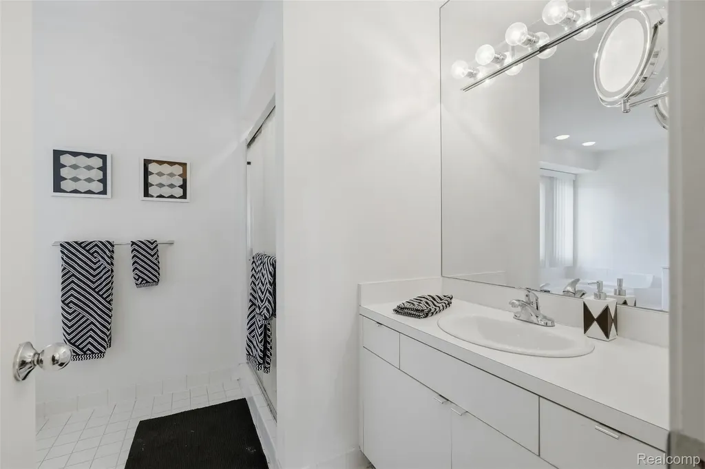 39044 Wilton Court Farmington Hills City MI 48331