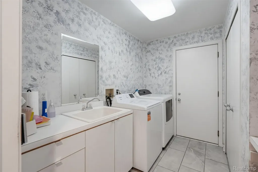 39044 Wilton Court Farmington Hills City MI 48331