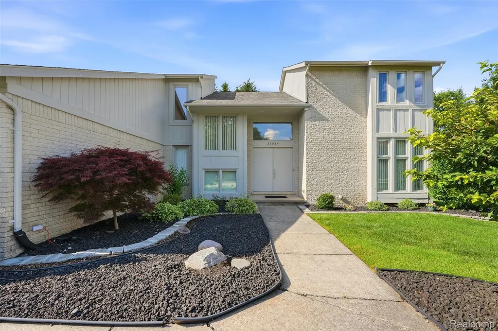 39044 Wilton Court Farmington Hills City MI 48331