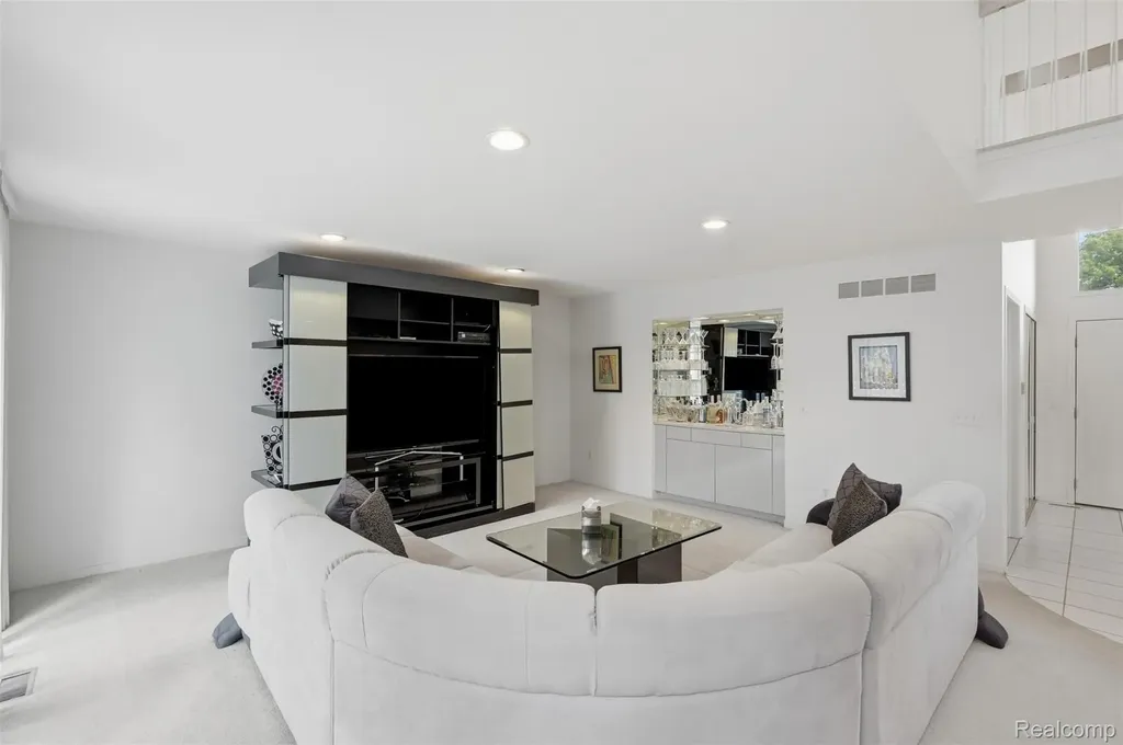 39044 Wilton Court Farmington Hills City MI 48331