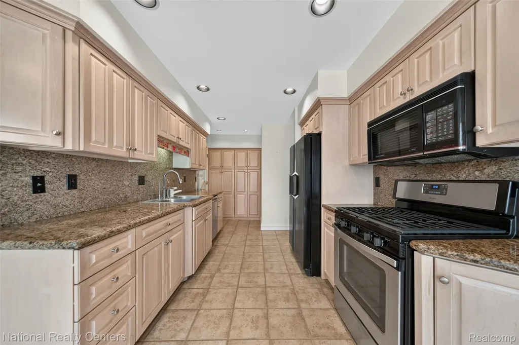 22045 Shore Pointe Lane St. Clair Shores City MI 48080