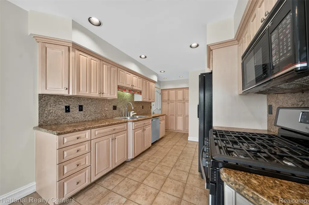 22045 Shore Pointe Lane St. Clair Shores City MI 48080