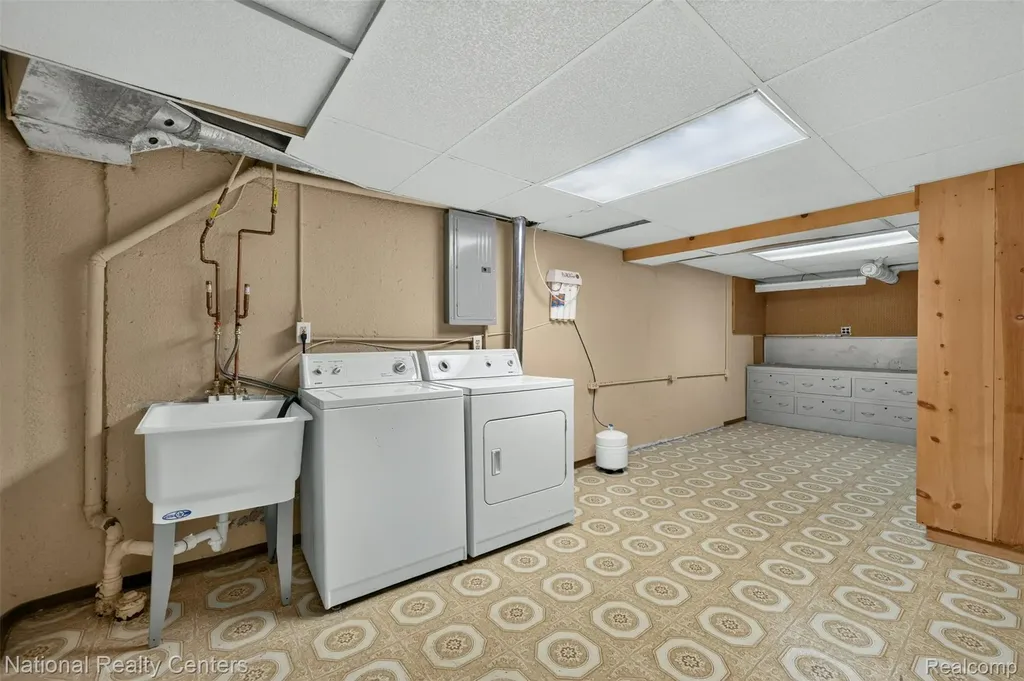 22045 Shore Pointe Lane St. Clair Shores City MI 48080