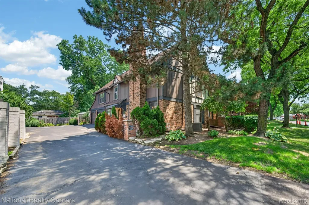 22045 Shore Pointe Lane St. Clair Shores City MI 48080