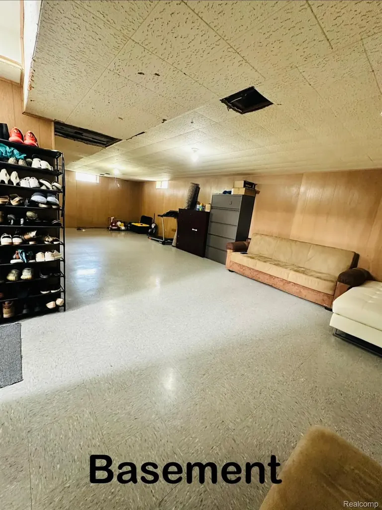 7290 Wiegand Center Line City MI 48015