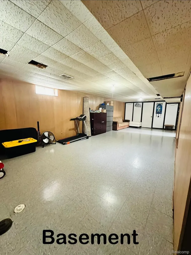 7290 Wiegand Center Line City MI 48015