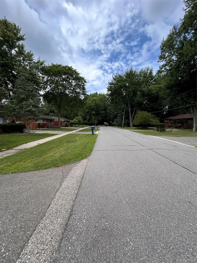 340 Trombley Drive Troy City MI 48083