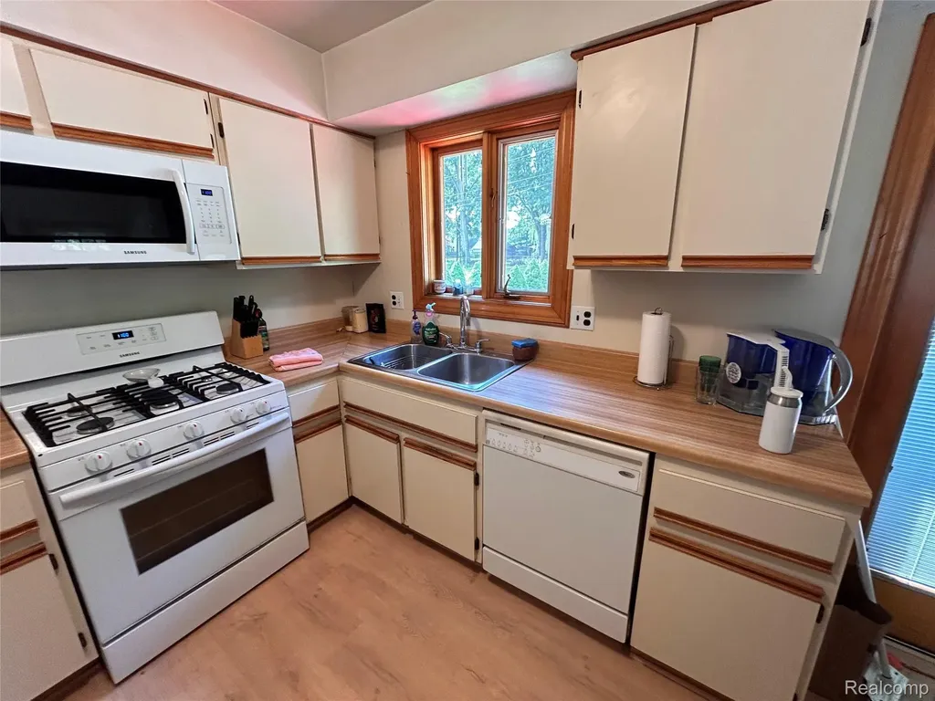 340 Trombley Drive Troy City MI 48083