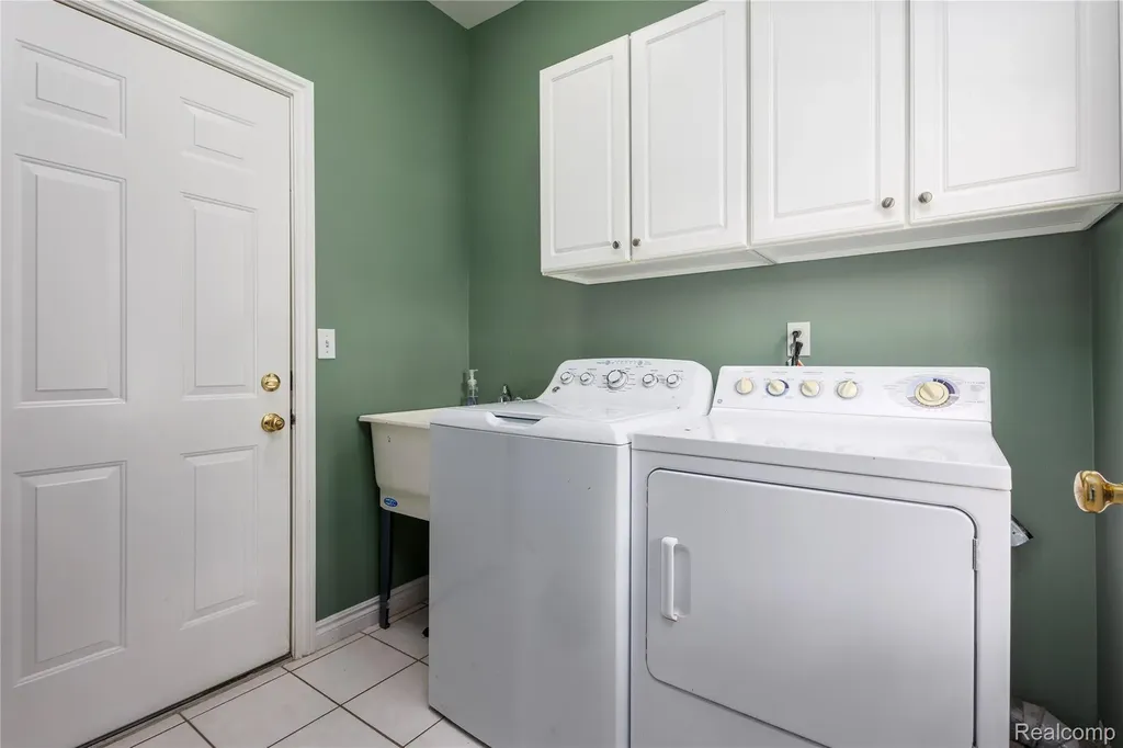 1569 E Lakeview Lane Canton Charter Township MI 48187