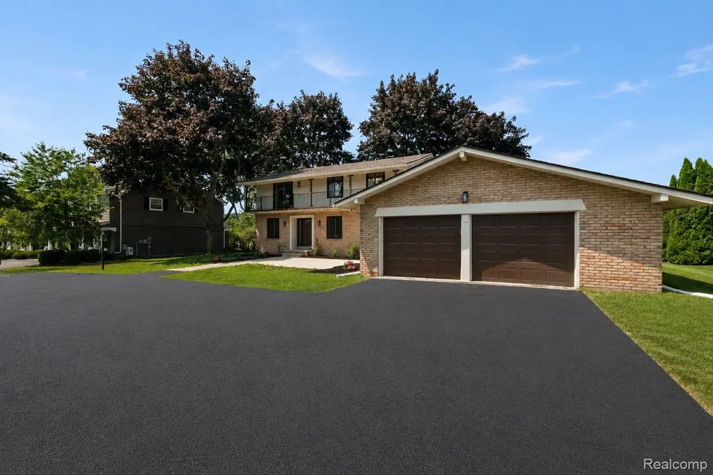 4696 Walnut Lake Road Bloomfield Hills City MI 48301