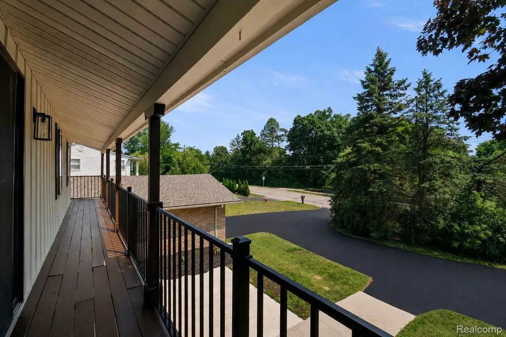 4696 Walnut Lake Road Bloomfield Hills City MI 48301