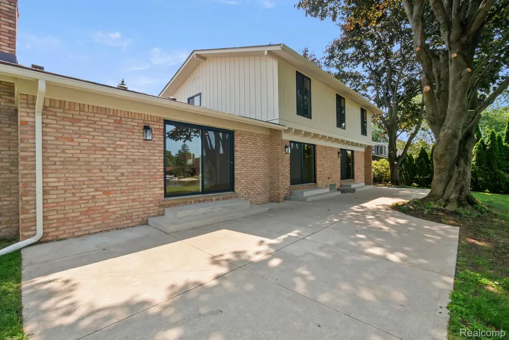 4696 Walnut Lake Road Bloomfield Hills City MI 48301