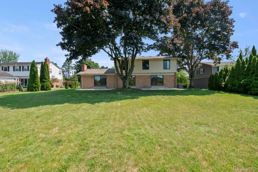 4696 Walnut Lake Road Bloomfield Hills City MI 48301