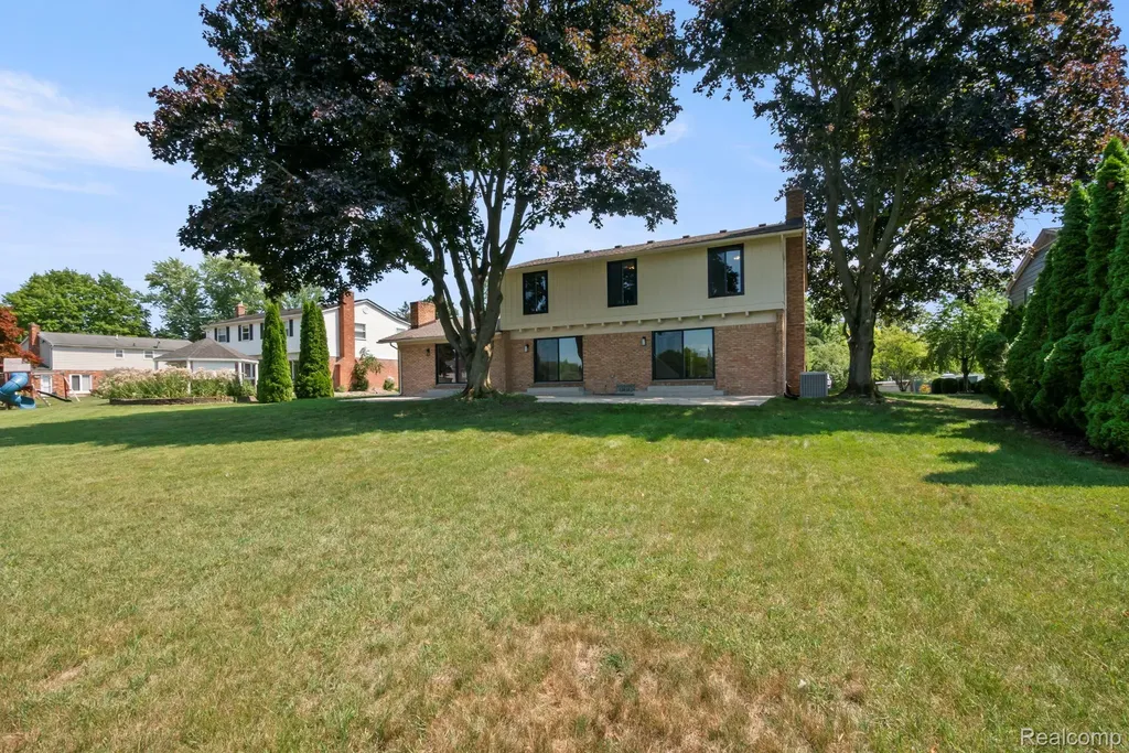 4696 Walnut Lake Road Bloomfield Hills City MI 48301