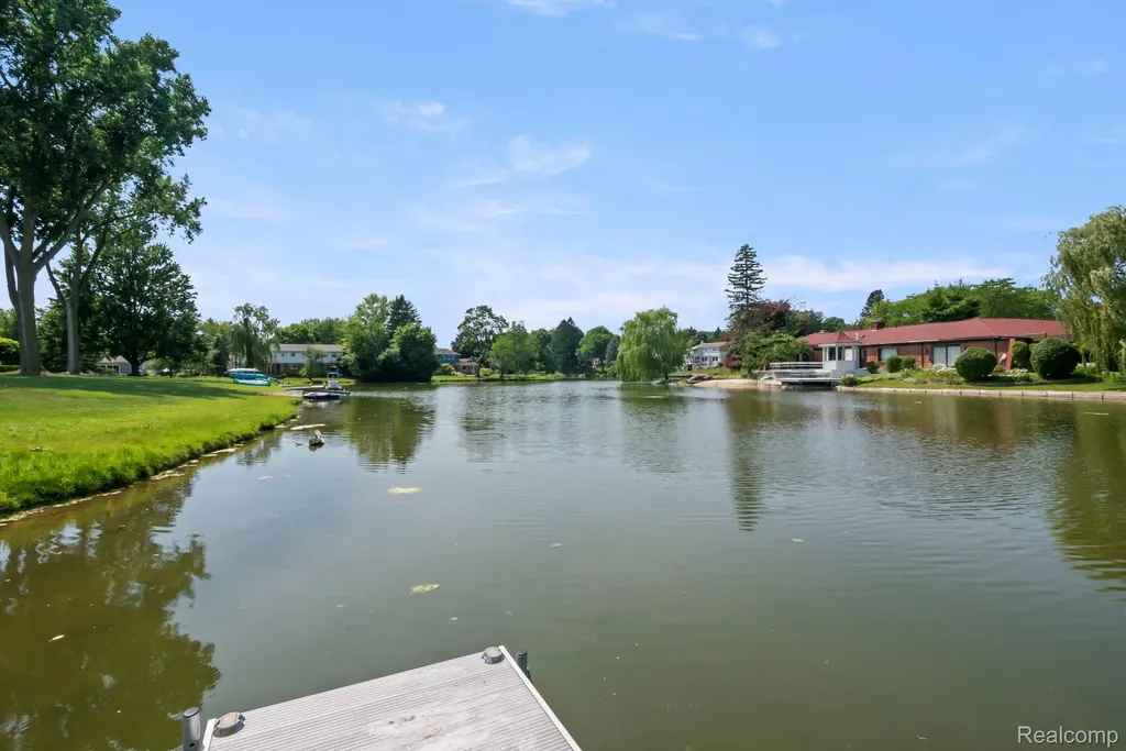 4696 Walnut Lake Road Bloomfield Hills City MI 48301