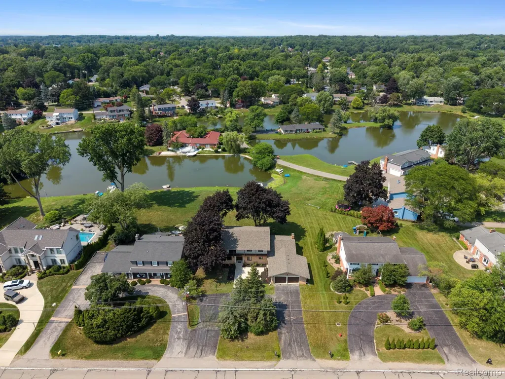 4696 Walnut Lake Road Bloomfield Hills City MI 48301