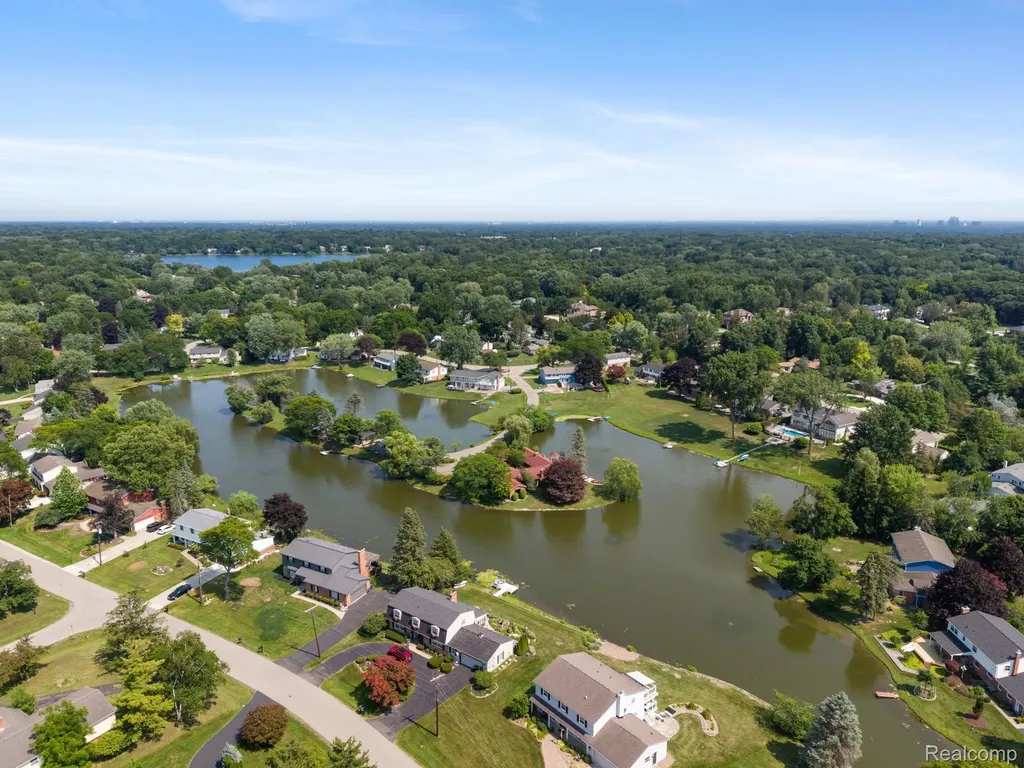 4696 Walnut Lake Road Bloomfield Hills City MI 48301