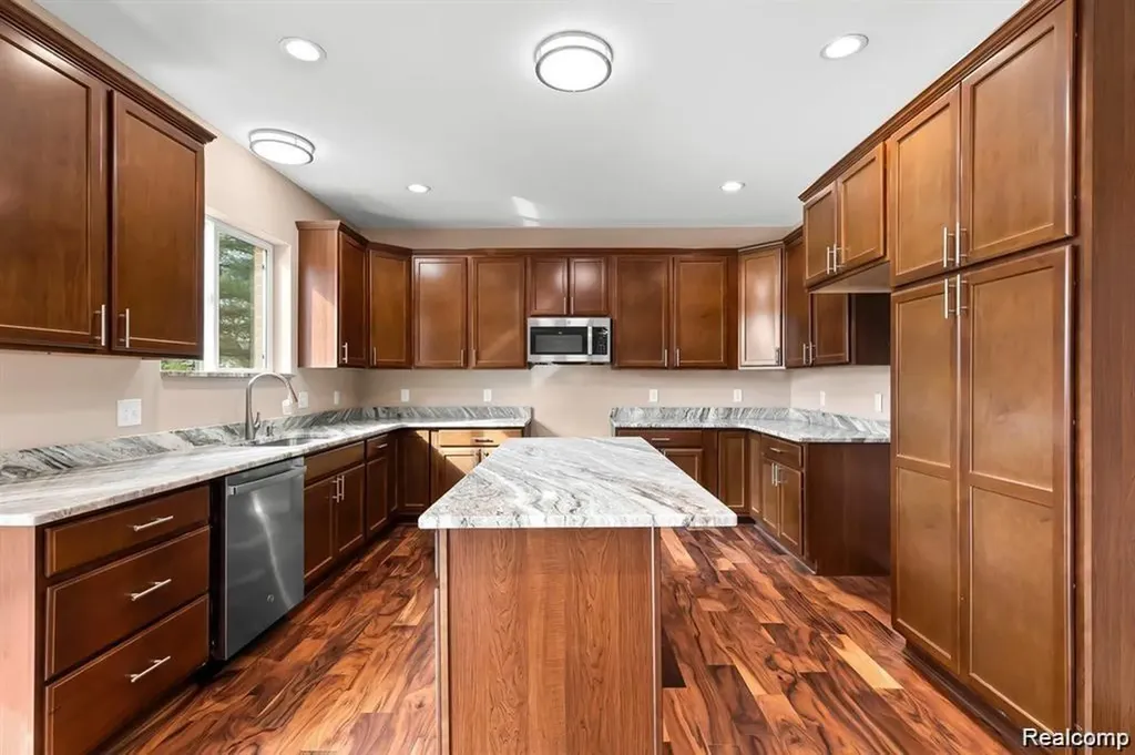 21507 Randall Street Farmington Hills City MI 48336