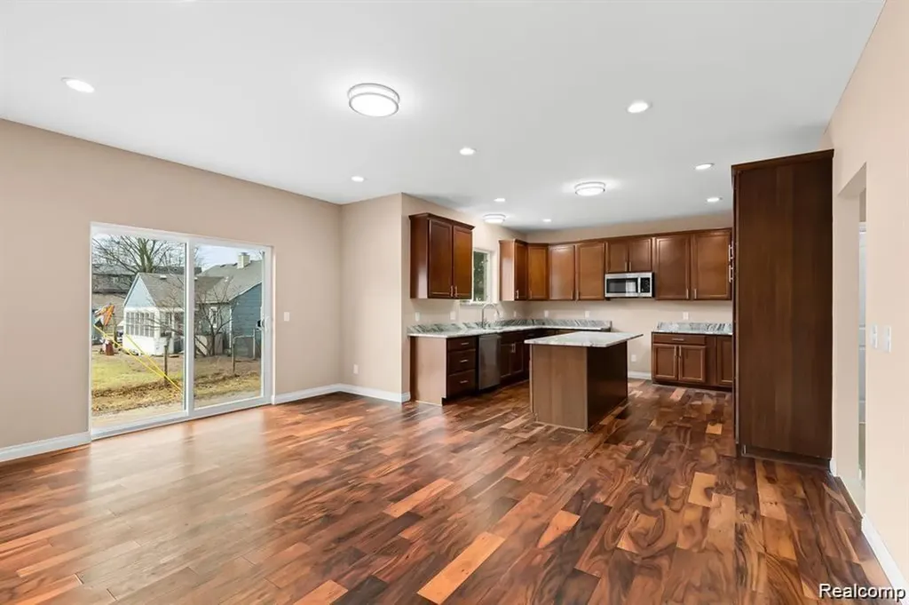 21507 Randall Street Farmington Hills City MI 48336
