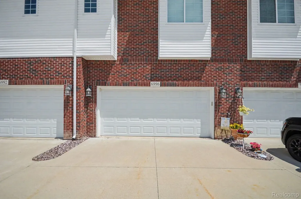 6996 Boulder Pointe Drive Washington Township MI 48094