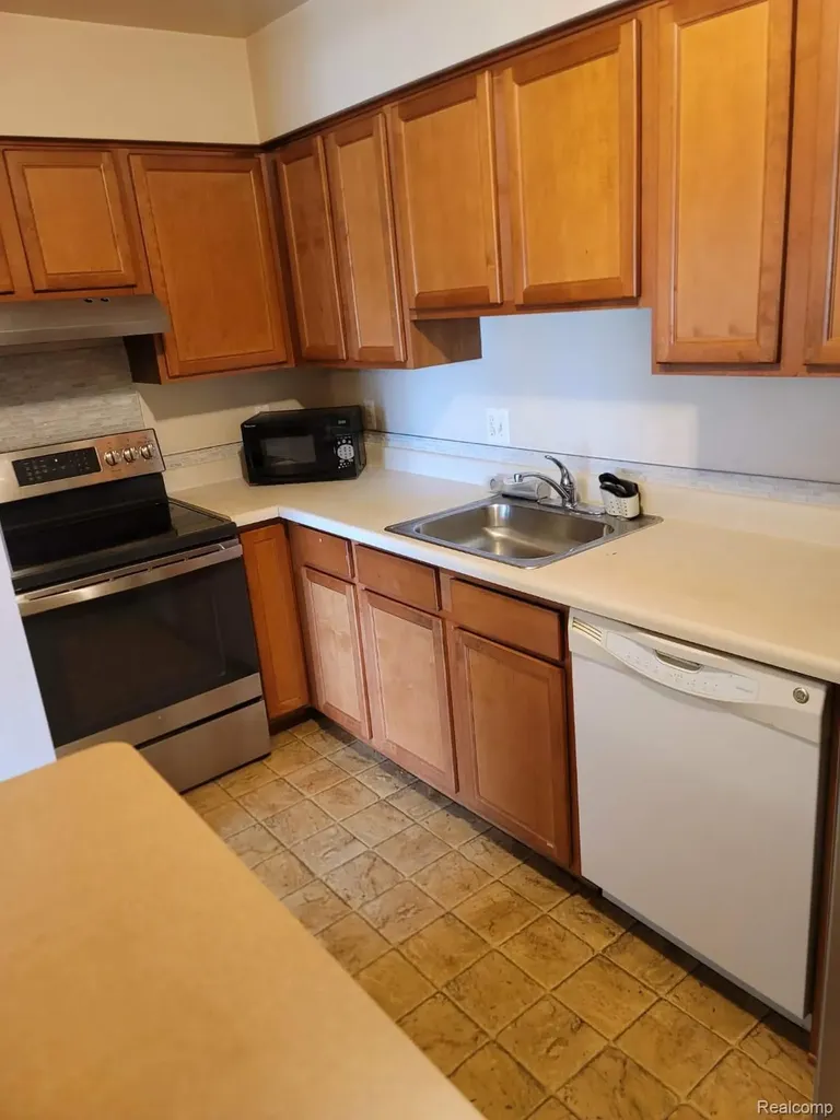 25307 Shiawassee Circle Southfield City MI 48033