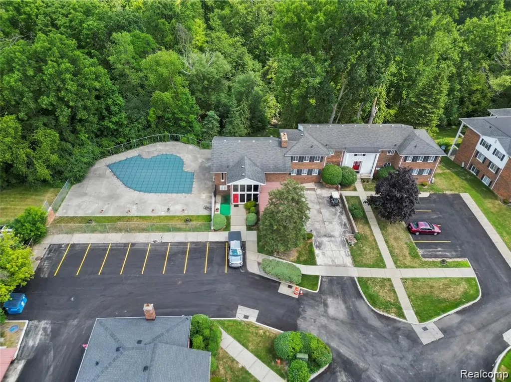 25307 Shiawassee Circle Southfield City MI 48033