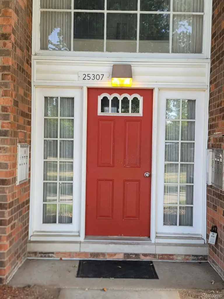 25307 Shiawassee Circle Southfield City MI 48033