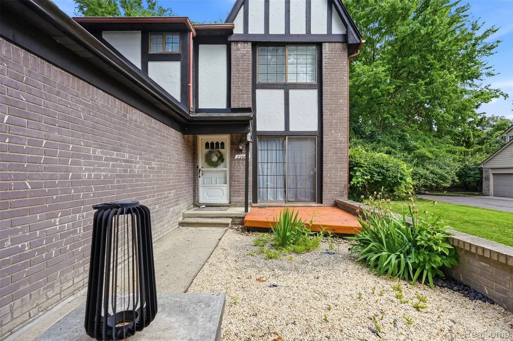 22664 W 11 Mile Road Southfield City MI 48034