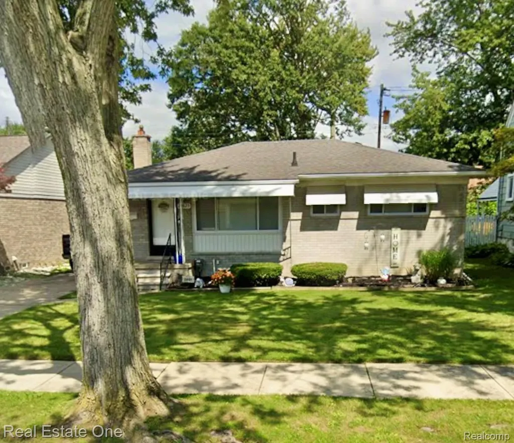 22825 Garfield Street St. Clair Shores City MI 48082