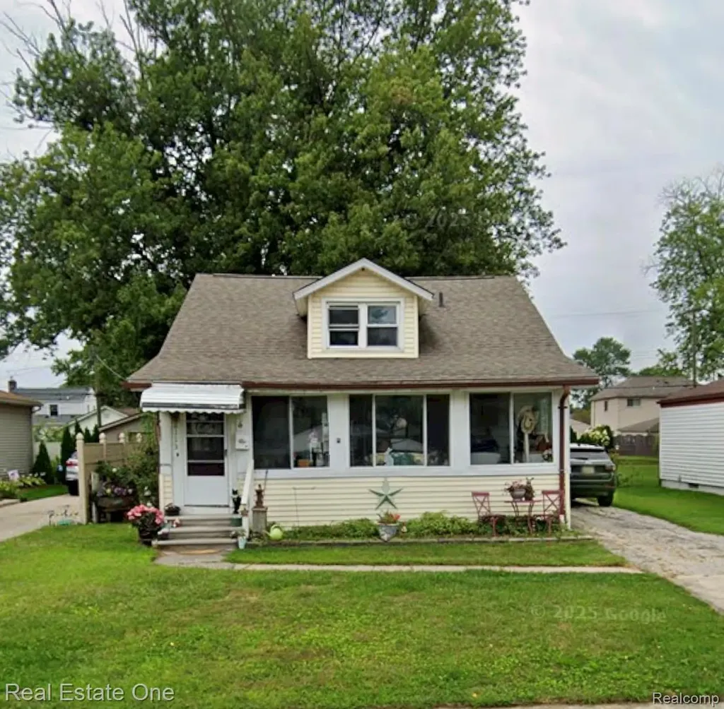 28113 Florence Street St. Clair Shores City MI 48081