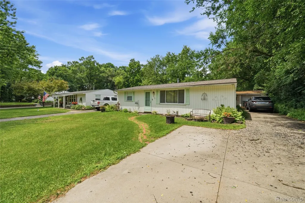 918 Pine Tree Road Lake Orion Village MI 48362