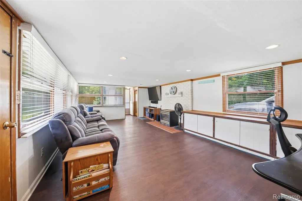 918 Pine Tree Road Lake Orion Village MI 48362