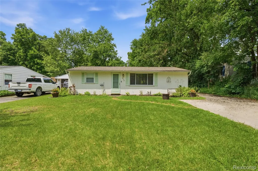 918 Pine Tree Road Lake Orion Village MI 48362