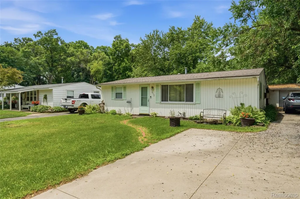 918 Pine Tree Road Lake Orion Village MI 48362