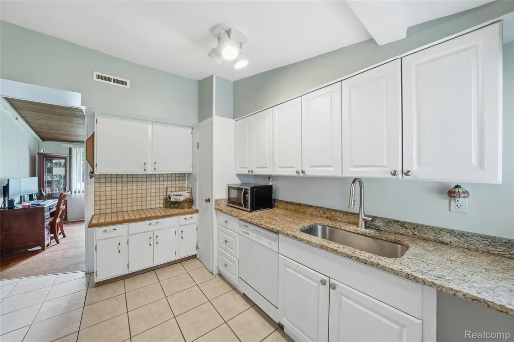 918 Pine Tree Road Lake Orion Village MI 48362