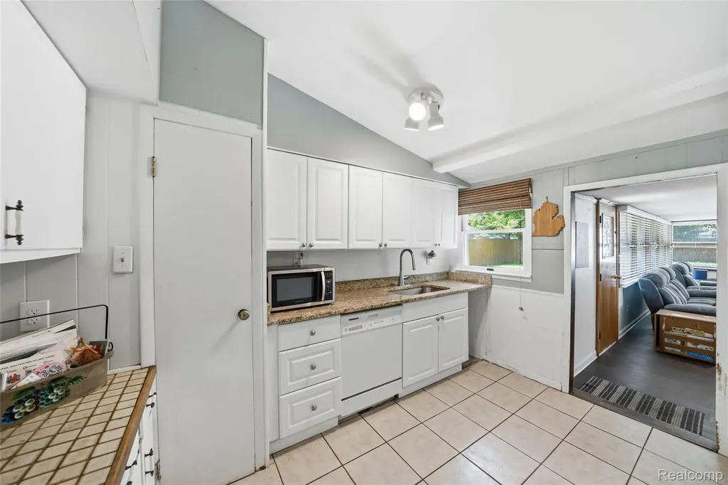918 Pine Tree Road Lake Orion Village MI 48362
