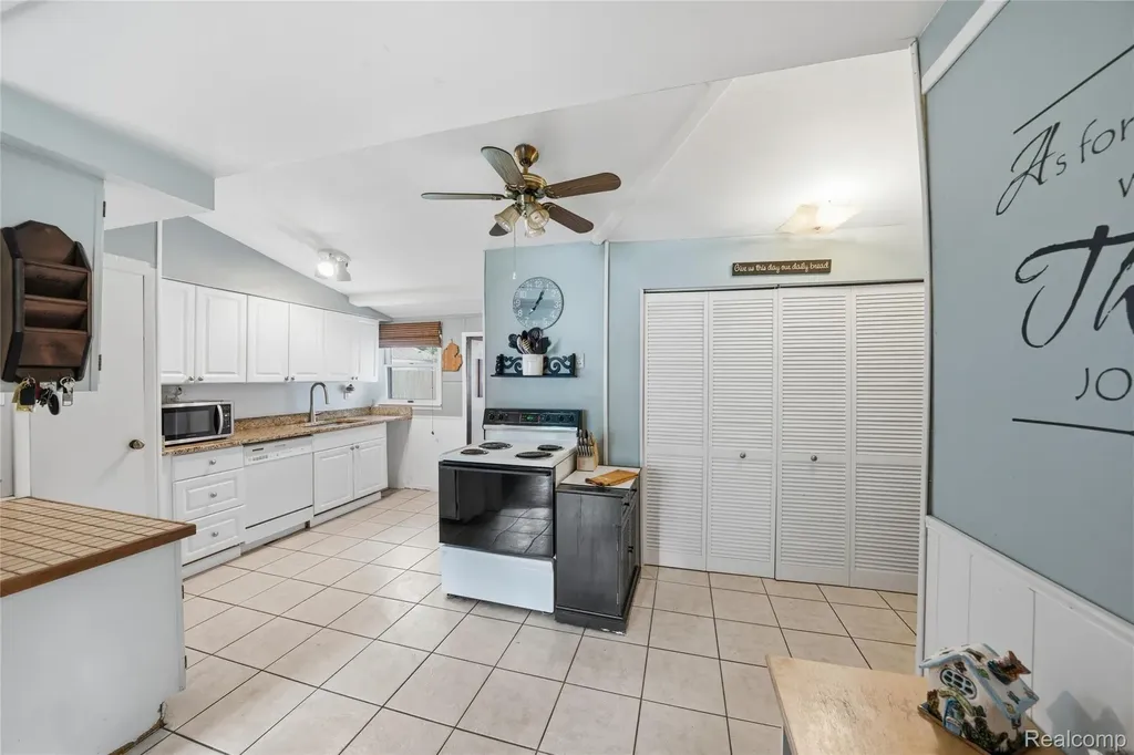 918 Pine Tree Road Lake Orion Village MI 48362