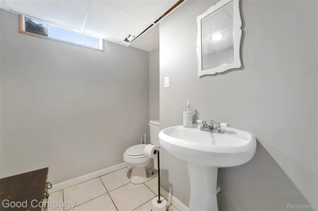26091 Alger Boulevard Madison Heights City MI 48071